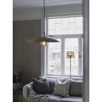 Płaska lampa wisząca mosiądz Petal 60cm w salonie